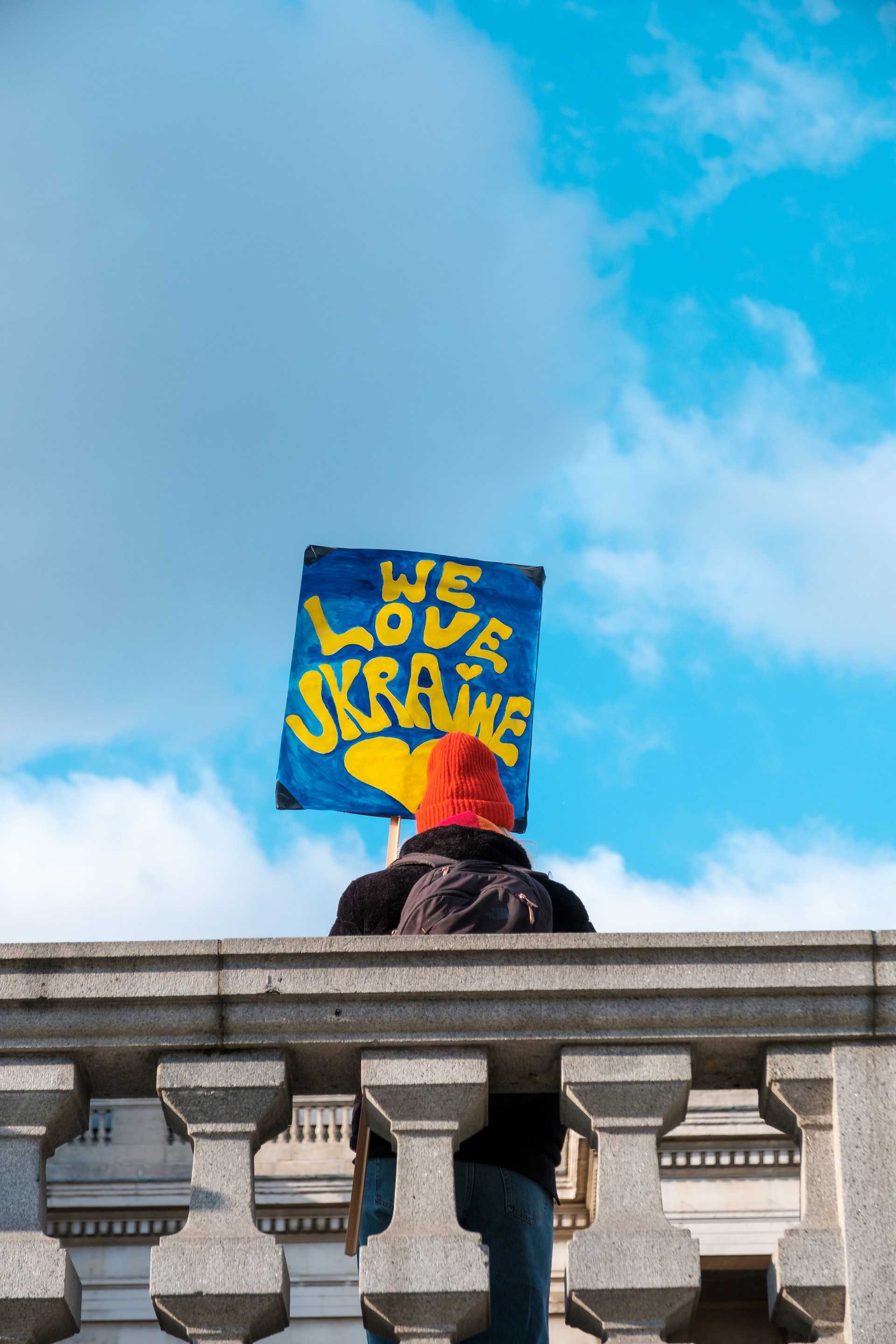 'We Love Ukraine' Artwork von Ehimetalor Akhere Unuabona (unsplash)